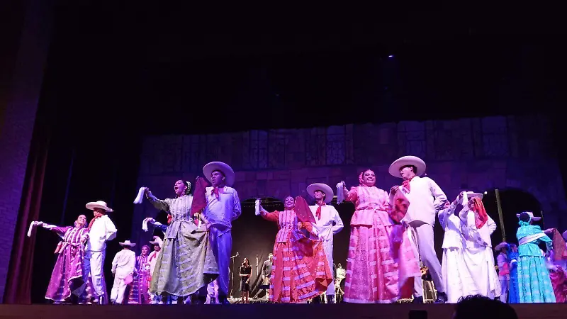 40 bailarines se presentaron en escena.